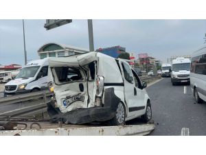 Kocaeli'de servis minibüsü ile hafif ticari araç çarpıştı, 2 kişi yaralandı