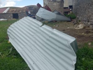 Kars'ta hortum çatıları uçurdu