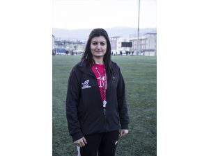 Kadın futbol antrenörünün hedefi Türkiye'yi temsil etmek