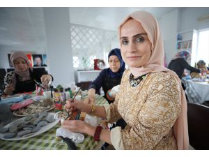 Nevşehir'e yerleşen depremzede eğitmen, kadınlara taş bebek yapımını öğretiyor