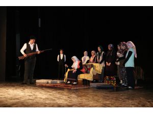 Erzurum'da koruma ve bakım altındaki öğrenciler "Töre" oyununu sahneledi