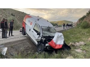 Yozgat'ta kargo aracı ile otomobilin çarpışması sonucu 6 kişi yaralandı