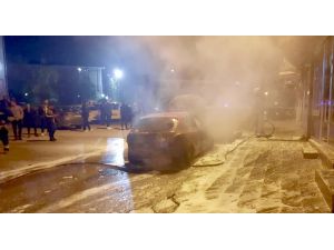 Erzurum'da park halindeki 2 araç yandı
