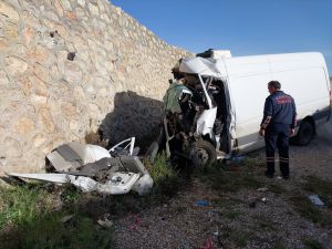 Konya'da yoldan çıkan minibüsün duvara çarptığı kazada 1 kişi öldü