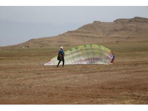 Mardin'de Türkiye Yamaç Paraşütü Hedef Şampiyonası başladı