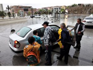 Keçiören Belediyesi, sağanak mağdurları için araçlarını seferber etti
