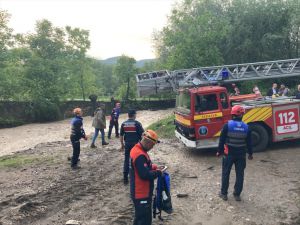 Karabük'te taşkın nedeniyle bahçede mahsur kalan 5 kişiyi itfaiye kurtardı