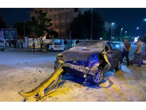 Manisa'da iki otomobilin çarpıştığı kazada biri çocuk 3 kişi yaralandı