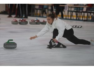 Okul Sporları Gençler Curling Türkiye Şampiyonası Kars'ta devam ediyor
