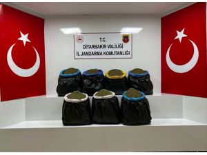 Diyarbakır'da ağaçlık alana gizlenmiş çuvallarda 100 kilogram esrar bulundu
