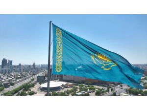 Kazakistan’ın en büyük bayrağı göndere çekildi