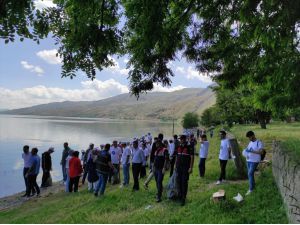 Elazığ'da jandarma ekipleri ve öğrenciler Hazar Gölü çevresinde temizlik yaptı