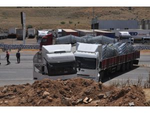 Şırnak'ta 2 tırın çarpıştığı kazada sürücüler yaralandı