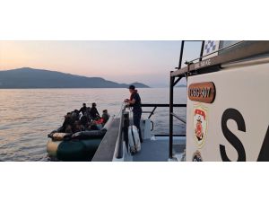 İzmir açıklarında 17 düzensiz göçmen kurtarıldı, 25 düzensiz göçmen yakalandı