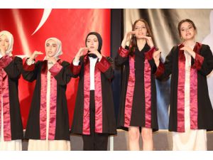 Trabzon'da üniversiteliler mezuniyet töreninde İstiklal Marşı'nı işaret diliyle okudu