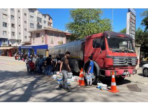Sağanak sonrası su kesintisi yaşanan Sinop'ta vatandaşlara tankerle su dağıtılıyor