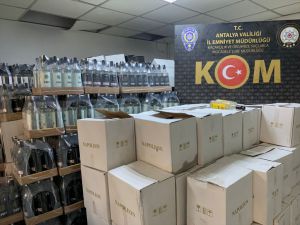Antalya'da düzenlenen kaçak içki operasyonunda 2 şüpheli yakalandı