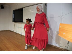 Iğdır'da kadın kursiyerler, diktikleri giysileri çocuklarıyla defilede tanıttı