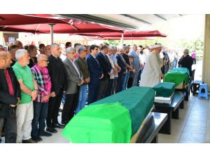 Fransa'da öldürülen anne ve 2 çocuğunun cenazeleri Trabzon'da toprağa verildi