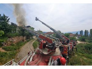 Bilecik'te yanan iki katlı ahşap ev kontrollü yıkıldı