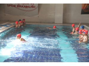 Amasya'da polis ekipleri çocuklara yüzme öğretiyor