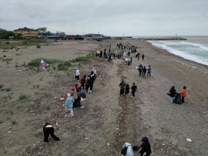 Sakarya'da çevreci öğrenciler sahil temizliği yaptı