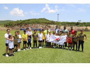 Türk ve Yunan çocuklar, Antalya'da dostluk maçında buluştu