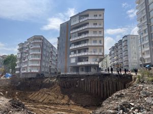 Samsun'da temel kazısında toprak kayması nedeniyle 6 katlı apartman boşaltıldı