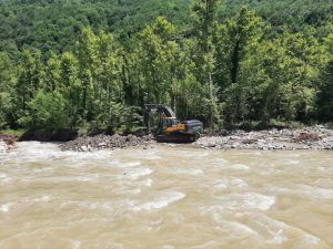 Sinop'ta su taşkınlarından etkilenen bölgelerde çalışmalar sürdü