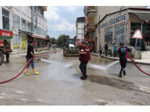 Burdur'da selden etkilenen Gölhisar ilçesinde temizlik çalışması sürüyor