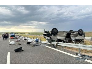 Aksaray'da hafif ticari aracın bariyerlere çarptığı kazada 2 kişi öldü