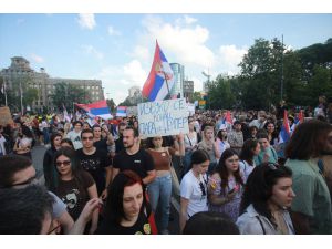 Sırbistan'da "şiddete karşı" sloganıyla 6. kez gösteri düzenlendi
