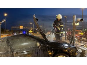 Edirne'de kaza yapan otomobilde çıkan yangın itfaiye ekiplerince söndürüldü