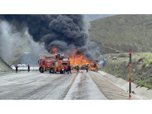 GÜNCELLEME - Erzincan'da iki tırın çarpışması sonucu çıkan yangında sürücüler öldü
