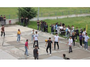 Depremzede lise öğrencileri Amasya'daki kardeş okulun öğrencilerince misafir ediliyor