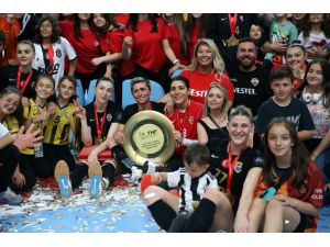 Kastamonu Belediyespor Kadın Hentbol Takımı, şampiyonluk kupasını aldı