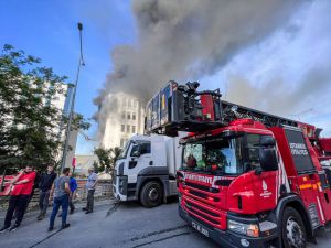 Başakşehir'de fabrikada çıkan yangına itfaiye ekiplerince müdahale ediliyor
