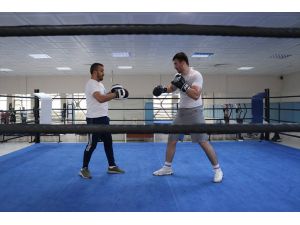 Milli boksör Emir Büyükdağ, Avrupa Şampiyonası'nda yumruk sallayacak