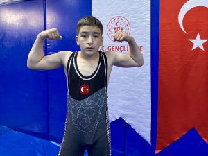 Taha Akgül'ü örnek alan depremzede güreşçi, Türkiye birinciliği hedefliyor