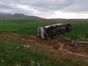 Sivas'ta minibüsün devrilmesi sonucu 13 kişi yaralandı