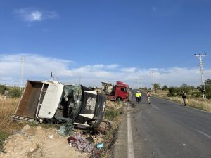 Kilis'te tırla kamyonetin çarpışması sonucu 3 kişi ağır yaralandı