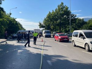 GÜNCELLEME - Bursa'da işçi servisiyle otomobilin çarpıştığı kazada 1 kişi öldü, 9 kişi yaralandı