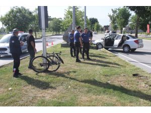 Erzincan'da otomobilin çarptığı bisiklet sürücüsü öldü