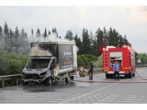 Antalya'da seyir halindeki mobilya yüklü kamyonet yandı