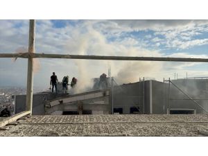 Kocaeli'de inşaat çatısında çıkan yangın söndürüldü