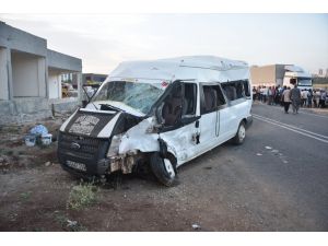 Şanlıurfa'da tır ile minibüsün çarpıştığı kazada 21 kişi yaralandı