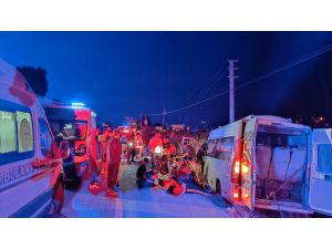 Balıkesir'de şarampole devrilen minibüsteki 14 kişi yaralandı