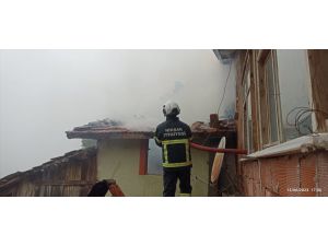 Tokat'ta iki katlı köy evi yangında kullanılamaz hale geldi