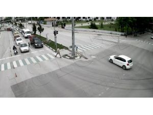 Kütahya'da kırmızı ışıkta bekleyen araçtaki sürücünün eşine saldırı KGYS kamerasında