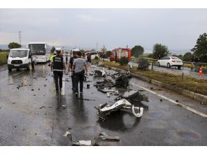 Uşak'ta hafif ticari araçla tankerin çarpıştığı kazada 2 kişi öldü